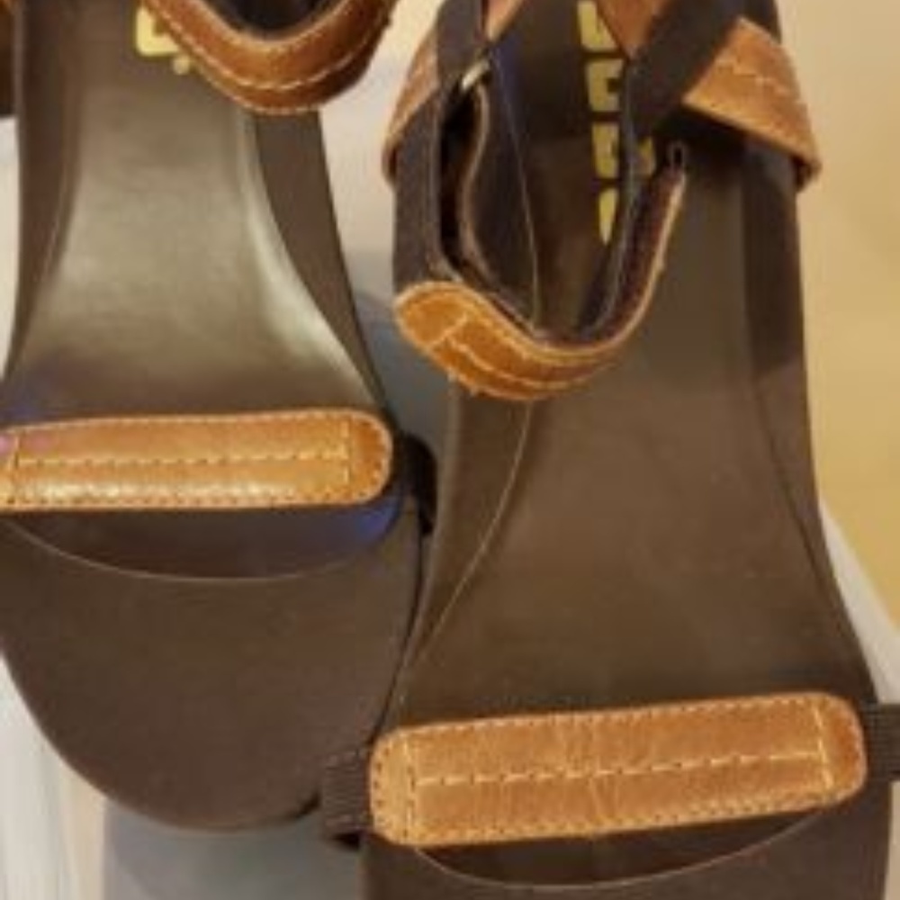 SOLD TSUBO Adjustable Straps Leather Sandals. 10M